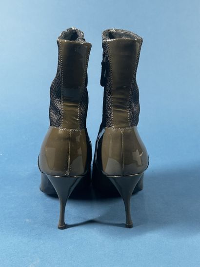 PRADA 
Paire de bottines en cuir verni kaki...