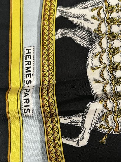 HERMÈS Paris 
Carré en twill de soie imprimée...