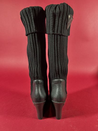 GUCCI 
Paire de bottes boots en cuir noir...