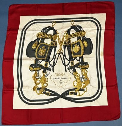 HERMÈS Paris 
Carré en twill de soie imprimée...