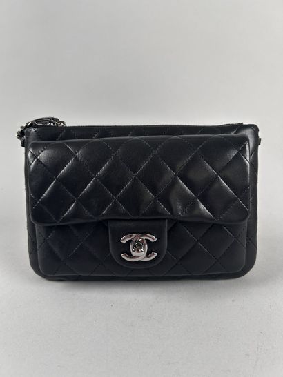CHANEL 
Petit sac pochette à deux compartiments,...
