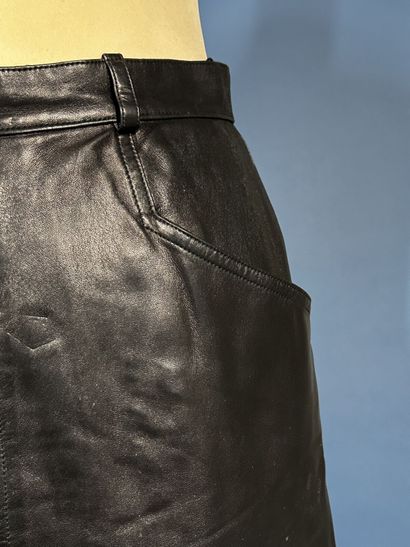HERMÈS Paris
Jupe au genou en cuir noir,...