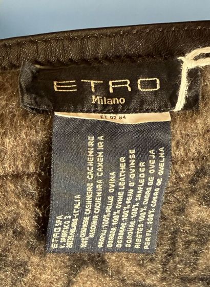 ETRO 
Cape en cachemire imprimé baroque noir...