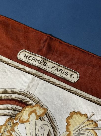 HERMÈS Paris 
Carré en twill de soie imprimée...