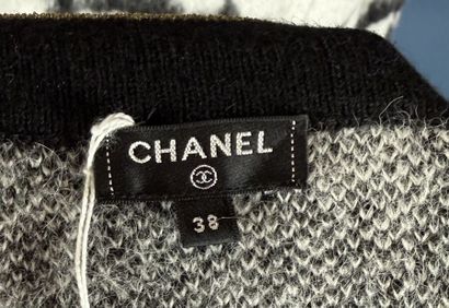 CHANEL 
Twinset en alpaga marbré camélia...