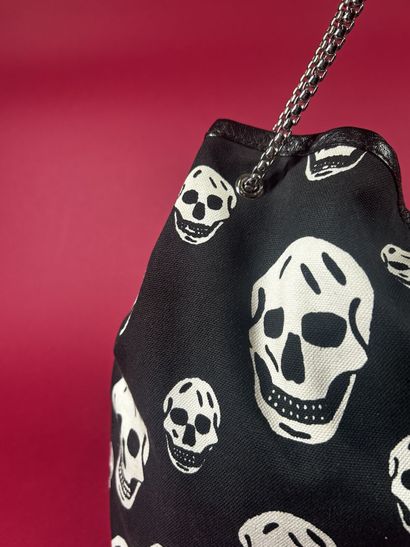 ALEXANDER McQUEEN 
Sac besace en toile noire...