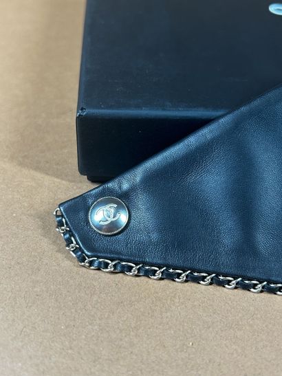 CHANEL 
Tour de cou triangle en cuir noir...