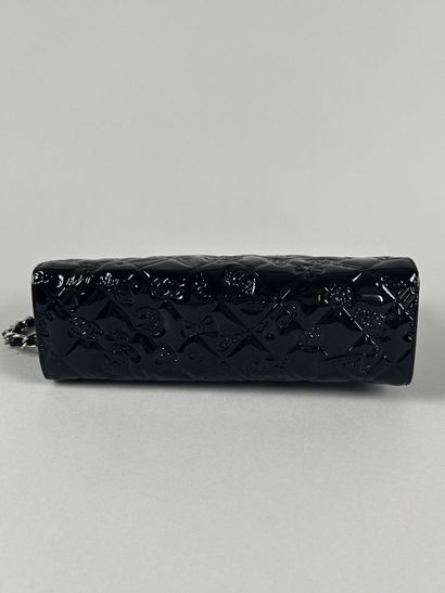 CHANEL 
Petit sac en cuir verni noir matelassé...