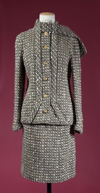 CHANEL haute couture, n°57917.
Tailleur en...