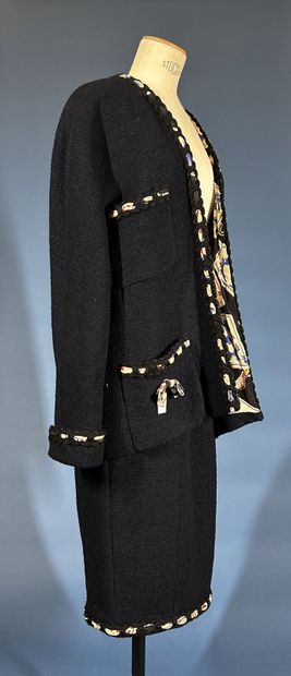 CHANEL boutique
Tailleur en tweed marine...