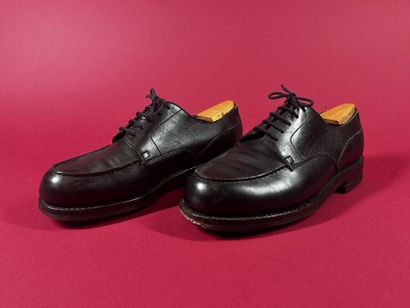 J. M. WESTON 
Paire de derby golf en cuir...