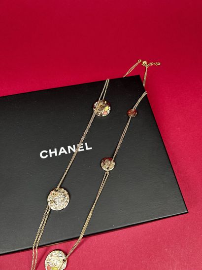 CHANEL 
Sautoir à double rang de fine chaîne...