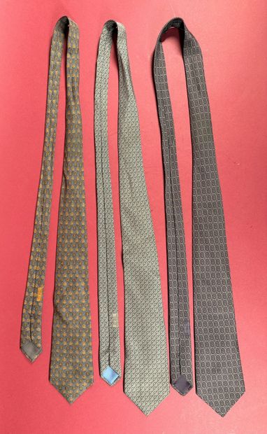 HERMÈS Paris
Réunion de trois cravates en...