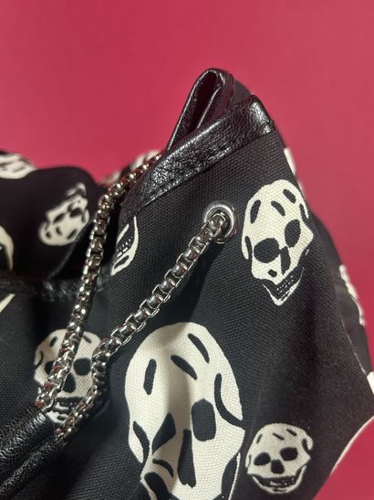 ALEXANDER McQUEEN 
Sac besace en toile noire...