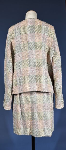 CHANEL Boutique 
Tailleur en tweed rayé rose/vert...