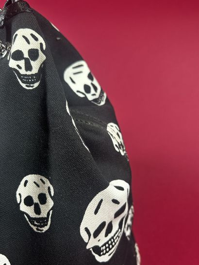 ALEXANDER McQUEEN 
Sac besace en toile noire...