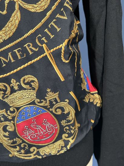 HERMÈS Paris 
Pull en lainage noir et twill...