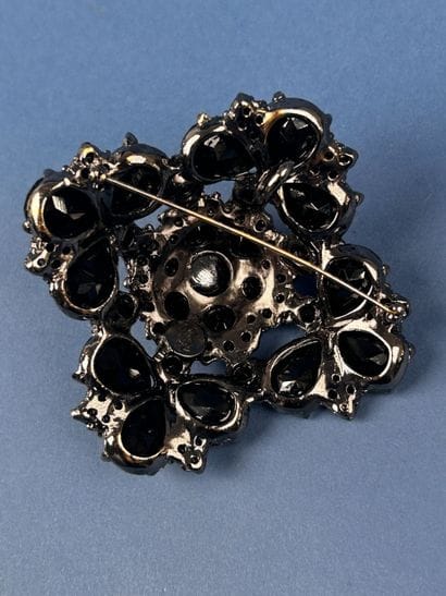 YVES SAINT LAURENT 
Importante broche pendentif...