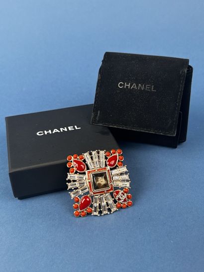 CHANEL 
Broche pendentif en métal doré découpé,...