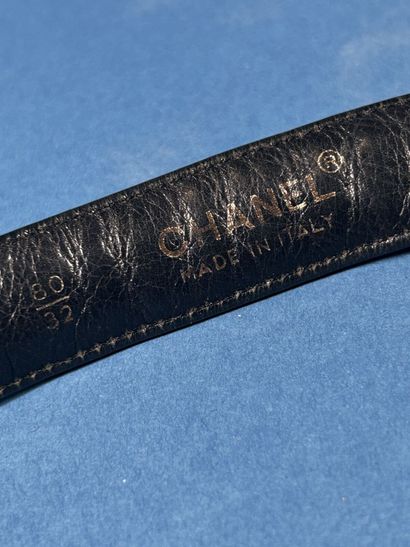 CHANEL 
Ceinture en cuir marine rehaussé...