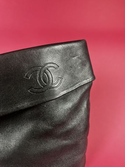 CHANEL Identification
Paire de bottes plates...