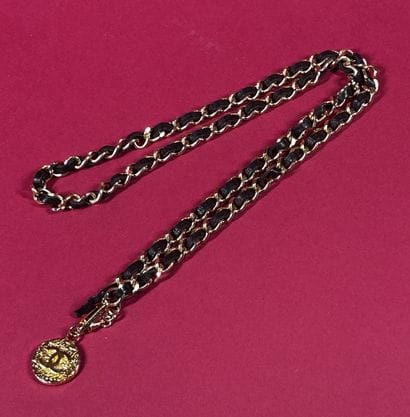 CHANEL, 1982
Ceinture chaîne en métal doré...