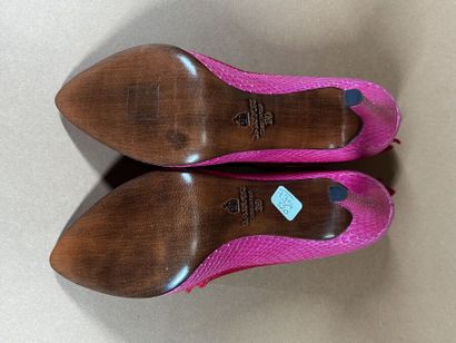 LANVIN
Paire d'escarpins en cuir python rose,...