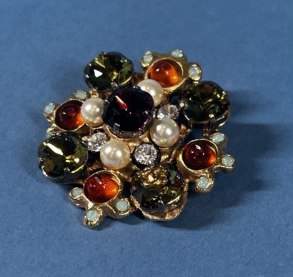 CHANEL
Broche pendentif en métal doré rehaussé...