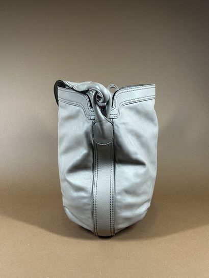 LOEWE 
Sac besace en cuir taupe à surpiqûres...
