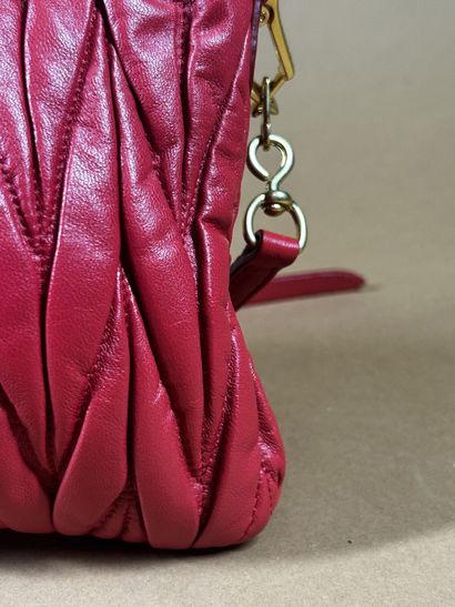 MIU MIU 
Sac pochette en cuir rouge plissé...
