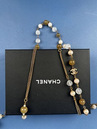 CHANEL 
Sautoir chaîne en métal doré entrecoupé...