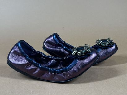 MIU MIU 
Paire de ballerines en cuir irisé...