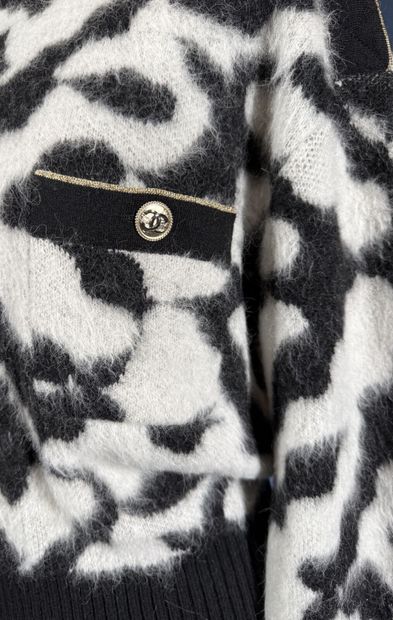 CHANEL 
Twinset en alpaga marbré camélia...