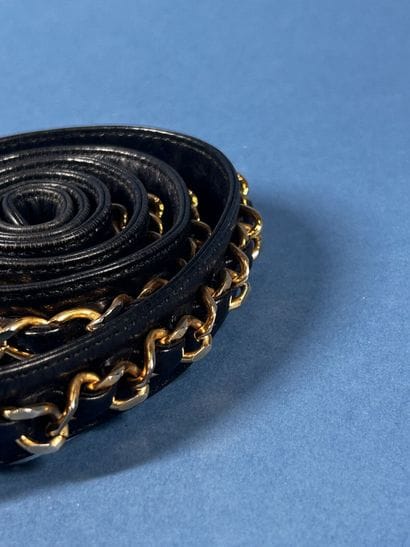 CHANEL 
Ceinture en cuir marine rehaussé...