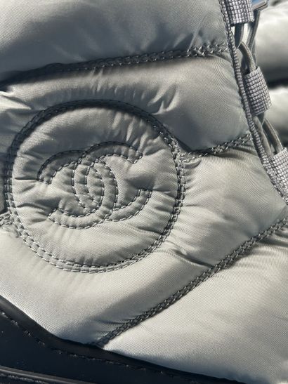 CHANEL
Paire de boots doudoune matelassée...