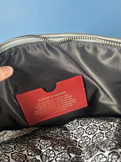 VLIEGER & VANDAM 
Serviette en cuir gris...