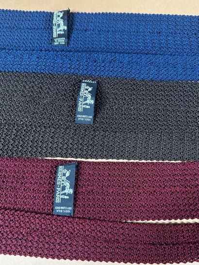 HERMÈS Paris
Réunion de trois cravates en...