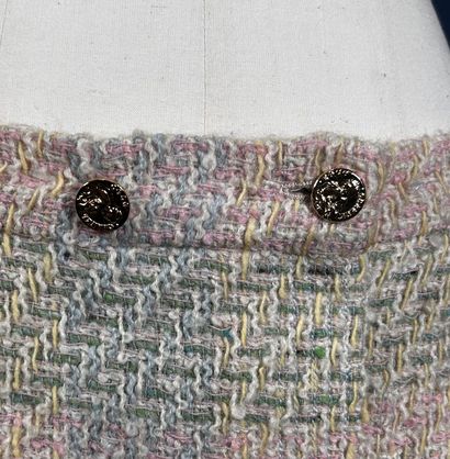 CHANEL Boutique 
Tailleur en tweed rayé rose/vert...