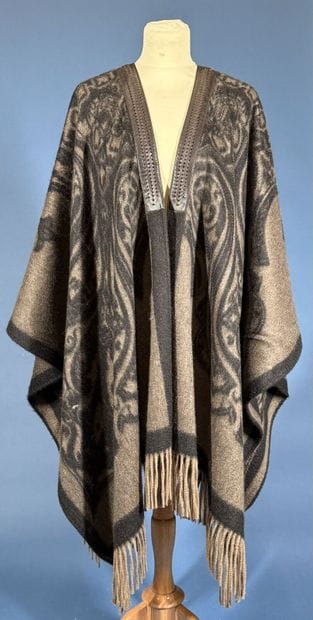 ETRO 
Cape en cachemire imprimé baroque noir...
