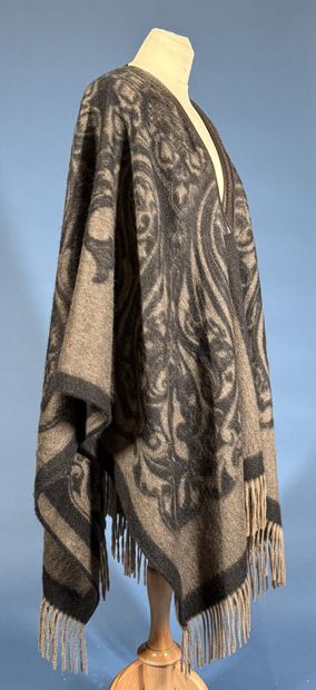 ETRO 
Cape en cachemire imprimé baroque noir...