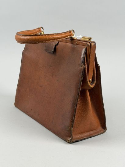 HERMÈS Paris
Sac en cuir beige, fermoir poussoir...