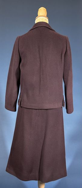 GRES 
Tailleur en drap aubergine composé...
