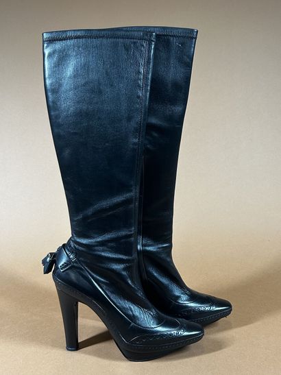 CÉLINE 
Paire de bottes en cuir noir à bouts...