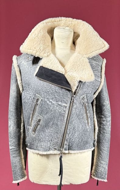 ACNE 
Blouson en peau lainé noir effet vieilli,...