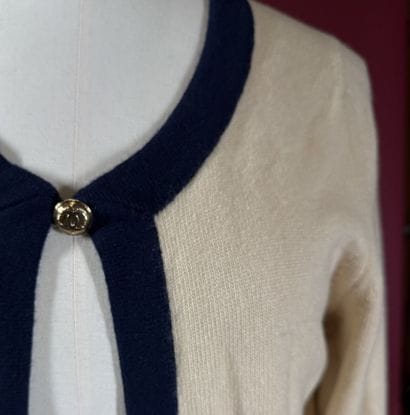 CHANEL 
Cardigan bicolore en cachemire ivoire/marine,...