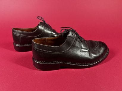 J. M. WESTON 
Deux paires de derby en cuir...