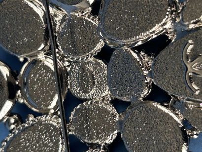 CHANEL 
Broche pendentif en métal argenté...
