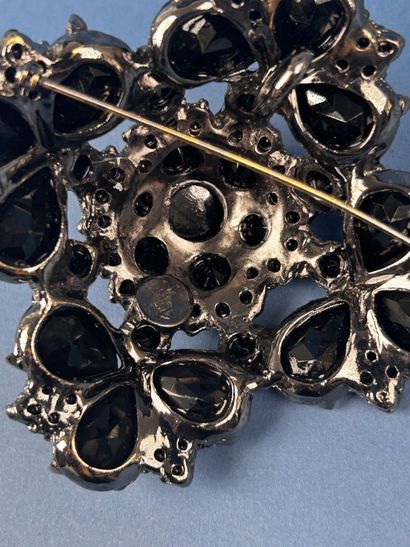 YVES SAINT LAURENT 
Importante broche pendentif...