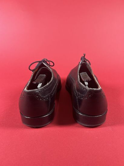 J. M. WESTON 
Deux paires de derby homme...