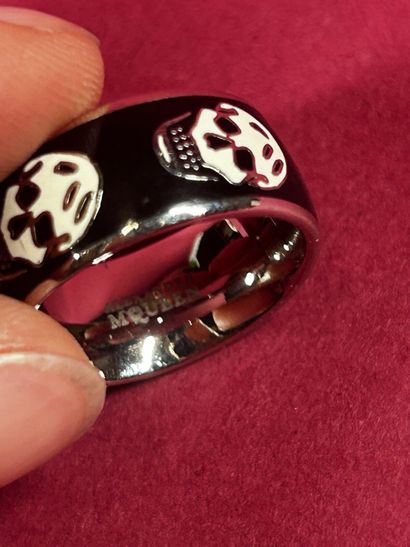 ALEXANDER McQUEEN 
Bracelet manchette s'ouvrant...